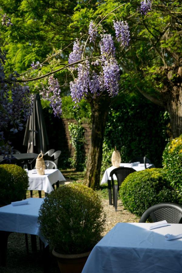 Hotel Logis De L'ombree 2*