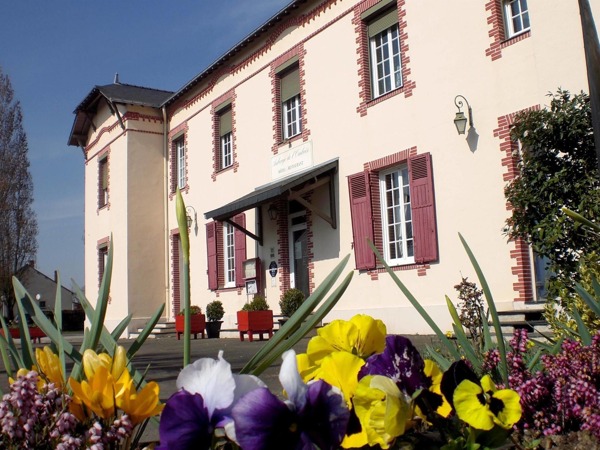 Logis De L'ombree Hotel Combrée