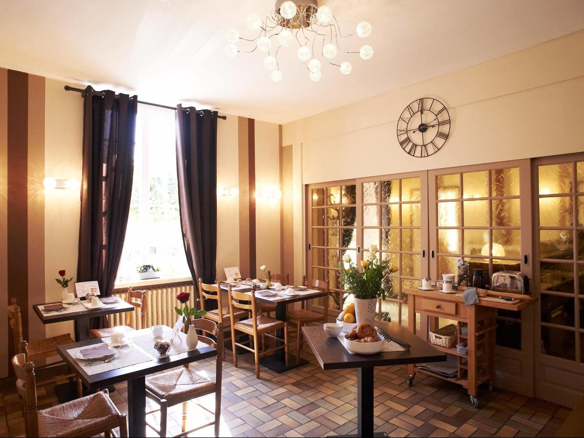 Hotel Logis De L'ombree